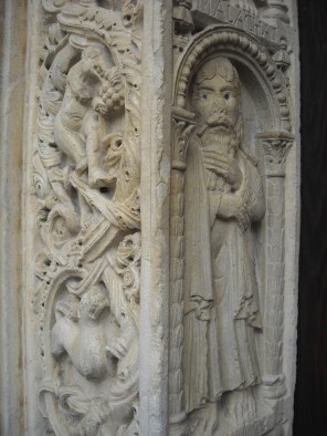 예언자 성 말라키_by Wiligelmo and his workshop_photo by Giuch86_on the facade of the Cathedral of Santa Maria Assunta e San Geminiano in Modena_Italy.jpg
